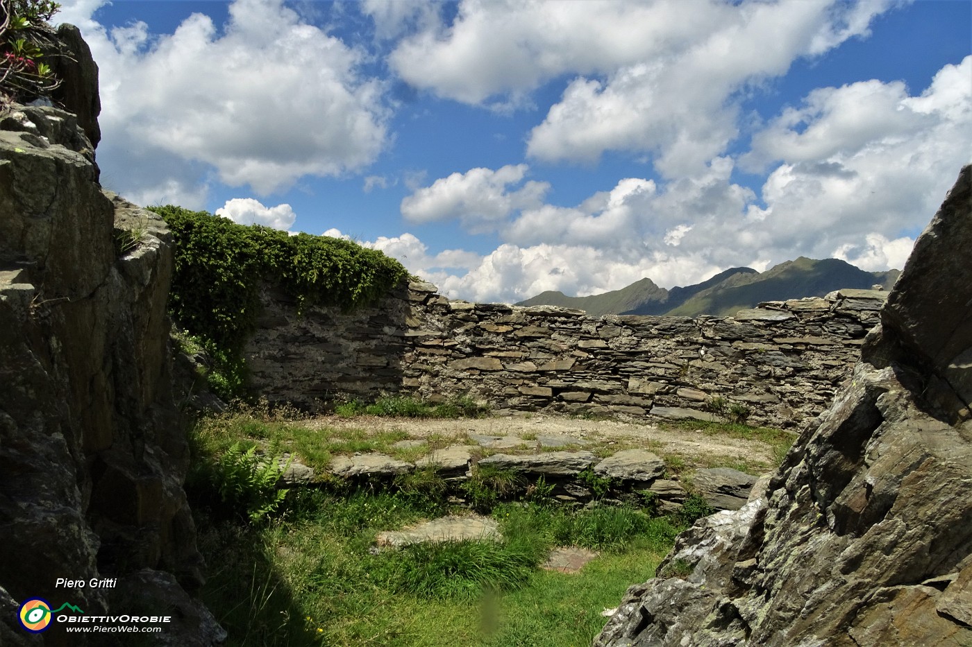 66 Resti delle fortificazioni della Linea Cadorna al Passo di Tartano.JPG